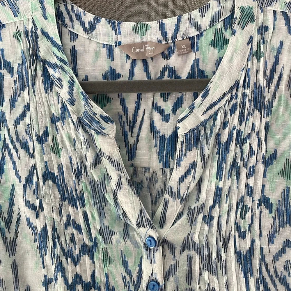 Coral Bay Sleeveless Blue and White Ikat Patterned Top. Size XL - Picture 2 of 5